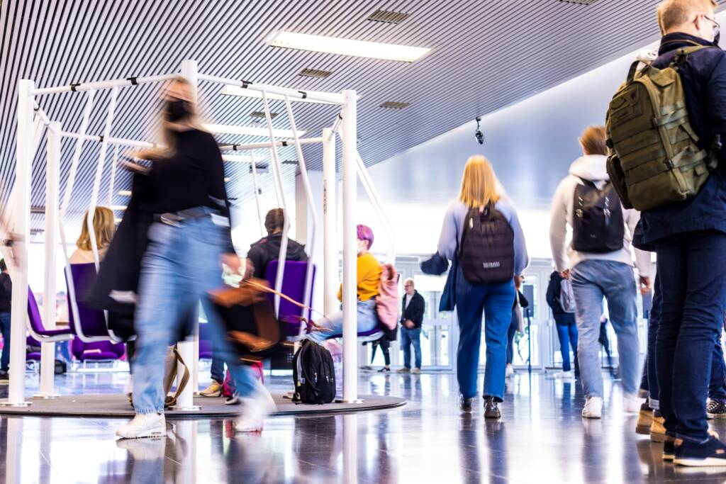 Kuvassa näkyy opiskelijoita yliopiston keskustakampuksen aulassa.