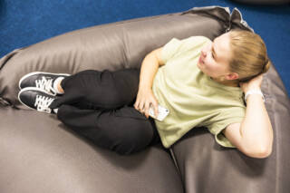 Opiskelija makoilemassa säkkituolissa.