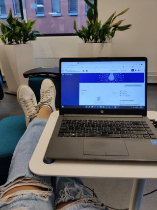 Kuvassa näkyy auki oleva kannettava tietokone pöydällä.