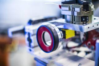 Robotiikan laboratorion kalustoa.