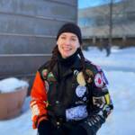 Opiskelija haalareissa.