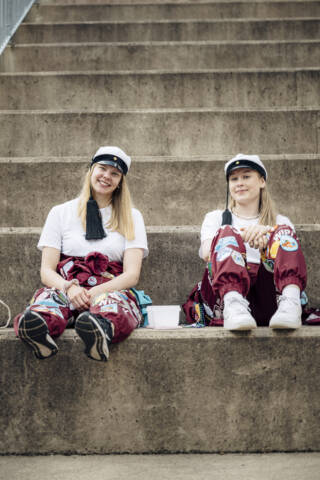 Kaksi opiskelijaa opiskelijatapahtumassa.