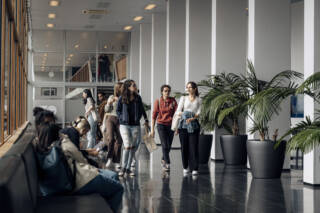 Opiskelijoita kävelemässä yhdessä opiskelijalounaalta.