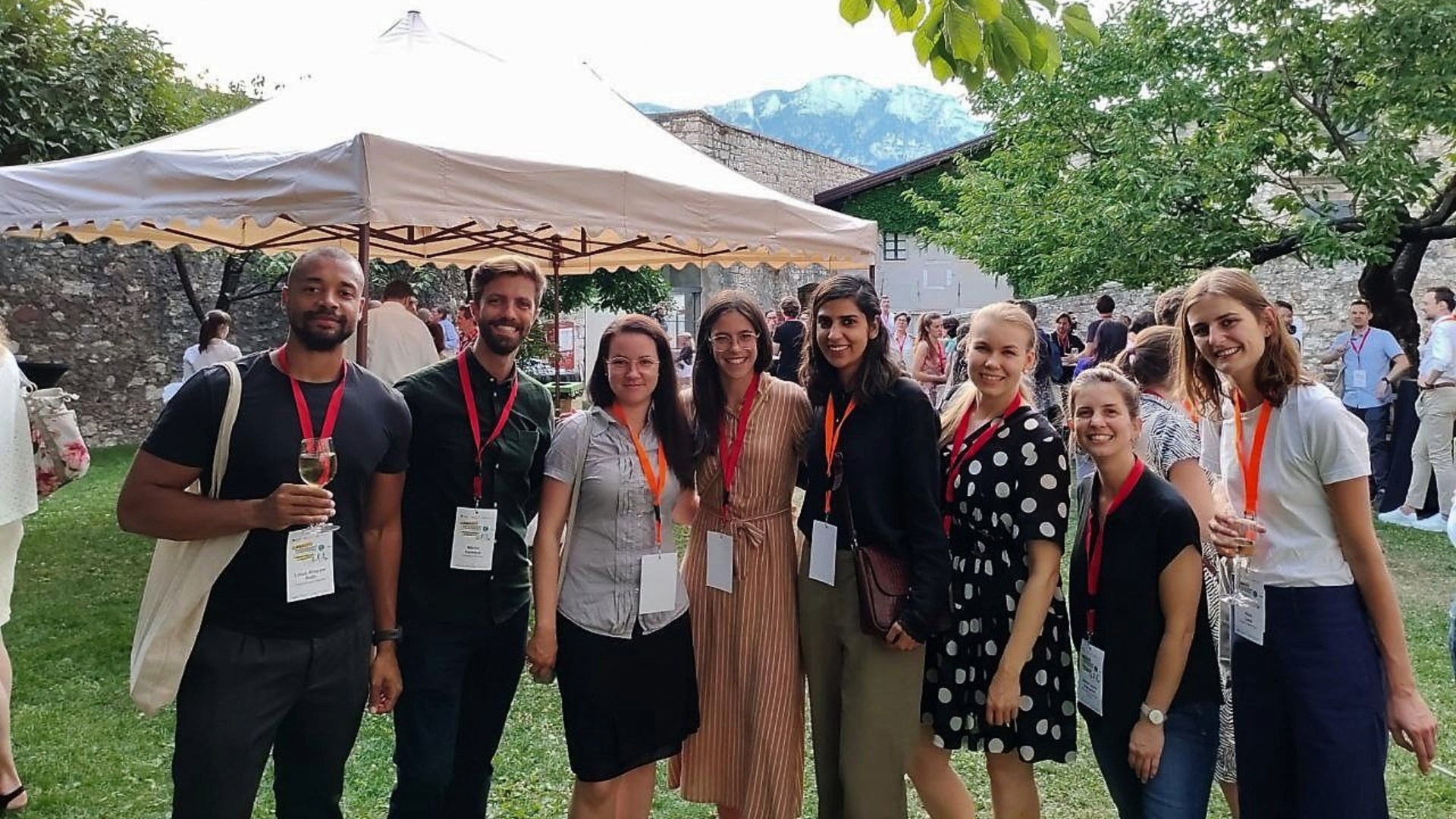 Ryhmäkuvassa konferenssivieraita rivissä.