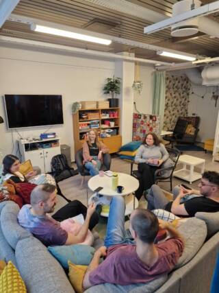 Opiskelijoita juttelemassa sohvalla.