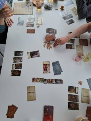 Opiskelijat pelaavat lautapeliä.