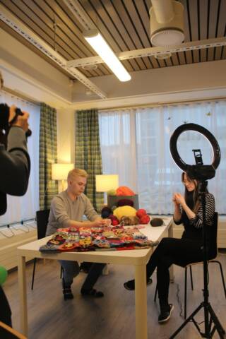 Opiskelijoita ottamassa kuvia pyödän ympärillä.