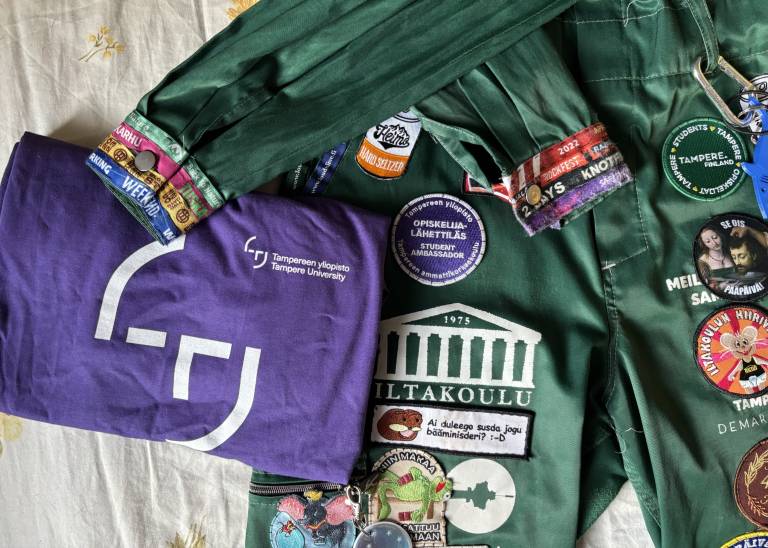 Opiskelijalähettiläspaita ja opiskelijahaalarit.