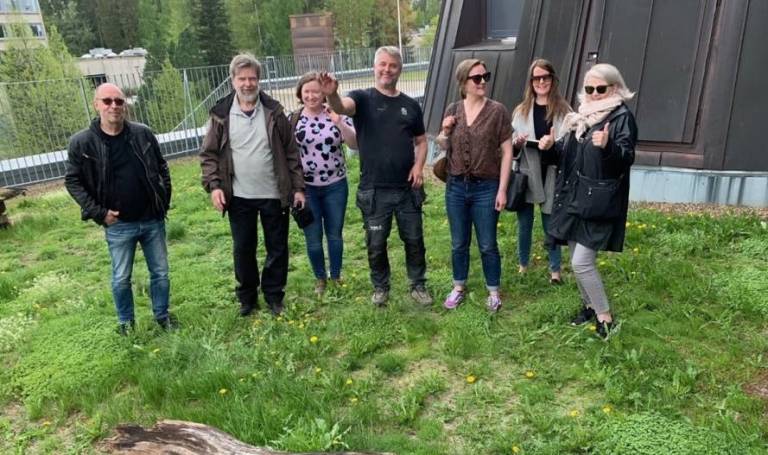Tutkijat B2N-hankkeesta keräämässä aineistoa Hervannan Kampusareenan viherkatolla. Paikan ideaa, toteutusta ja monipuolista kasvillisuutta esittelivät Juha Luoma arkkitehtitoimistosta (vasemmalla) ja Henrik Bos viherkattoyrityksestä (keskellä). Kuva: Mervi Huhtelin