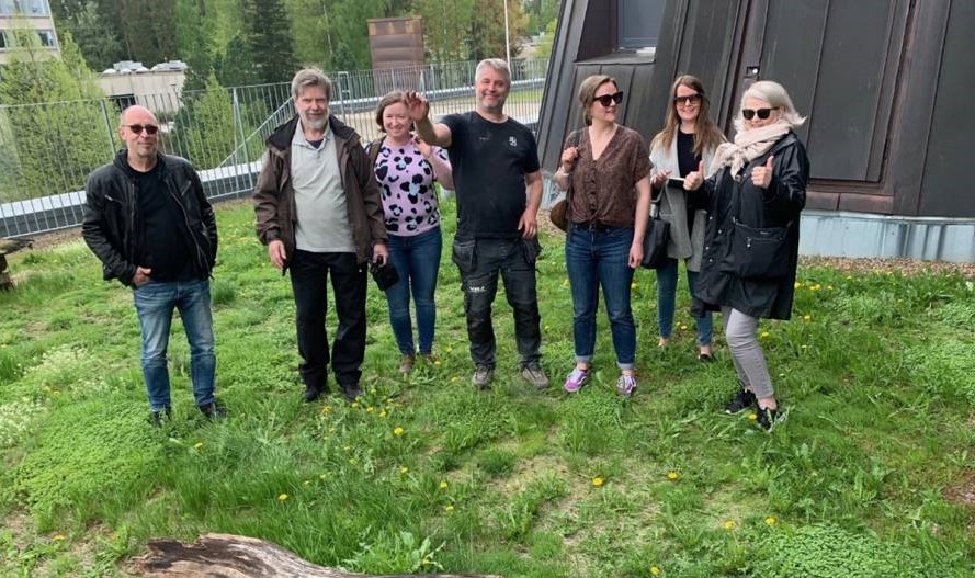 Tutkijat B2N-hankkeesta keräämässä aineistoa Hervannan Kampusareenan viherkatolla. Paikan ideaa, toteutusta ja monipuolista kasvillisuutta esittelivät Juha Luoma arkkitehtitoimistosta (vasemmalla) ja Henrik Bos viherkattoyrityksestä (keskellä). Kuva: Mervi Huhtelin