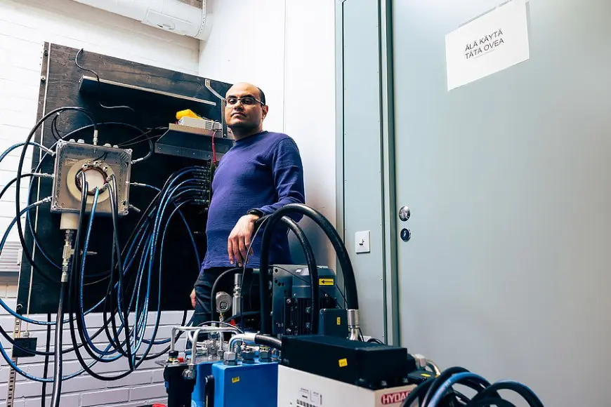 Akatemiatutkija Payam Shams Ghahfarokhin mukaan öljysuihkujäähdytys voi olla merkittävä edistysaskel sähköajoneuvoteknologialle ja muillekin aloille. – Menetelmä parantaa tehokkuutta, suorituskykyä ja kestävyyttä ja tekee sähköisestä liikenteestä edullisempaa, luotettavampaa ja ympäristöystävällisempää.Kuva: Jonne Renvall / Tampereen yliopisto