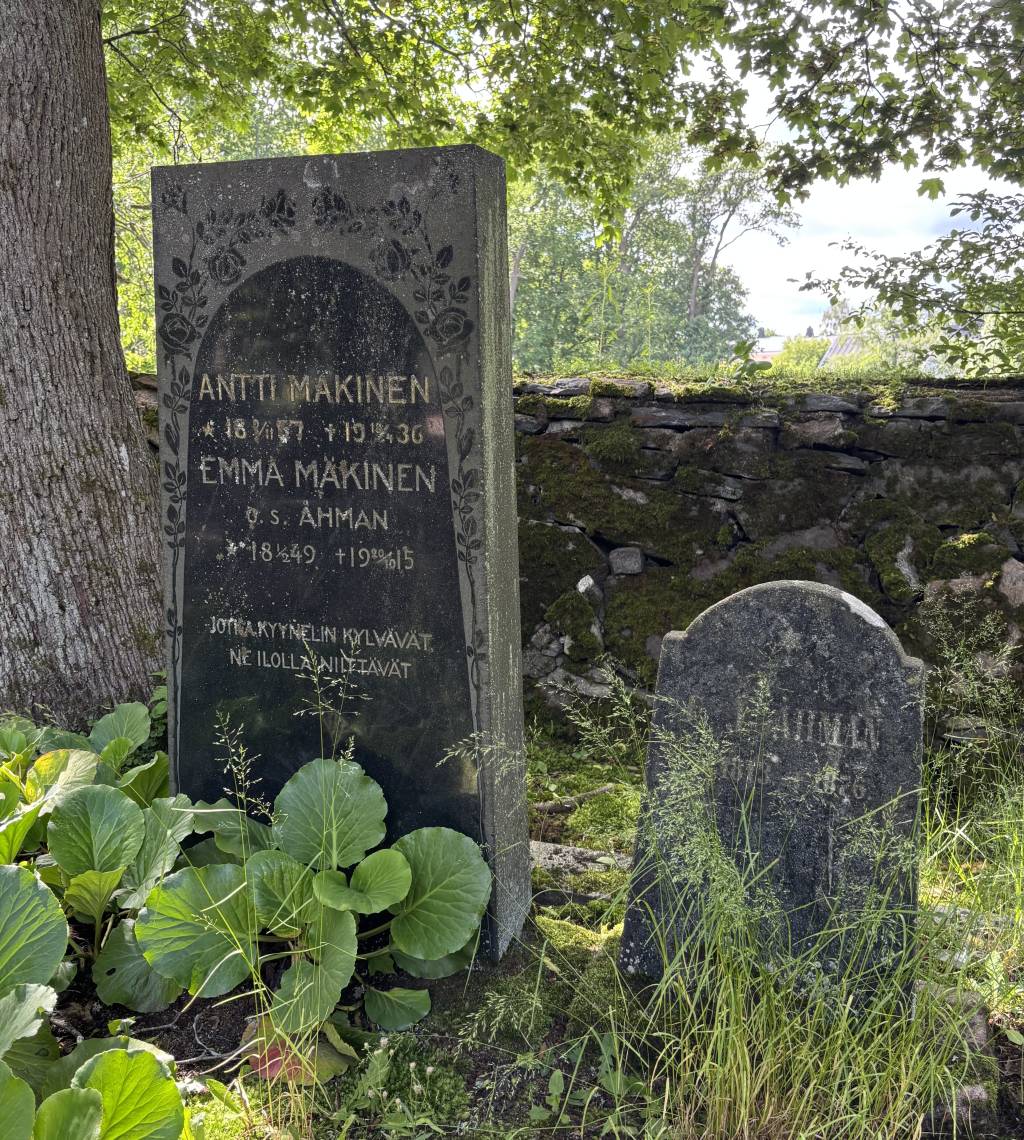 Valokuva kahdesta hautakivestä Helsingin Hietaniemen hautausmaalla.