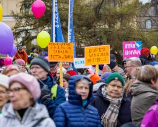 Rollaattorimarssi Tampereella. Kuva Matti Halonen