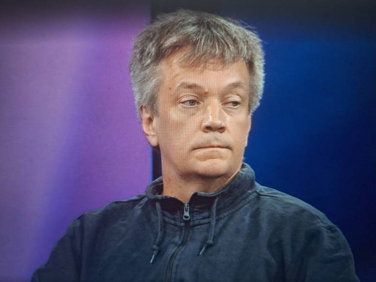 Teemu Keskisarja A-studiossa.